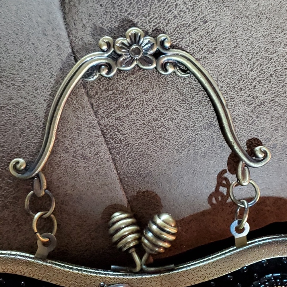 Beaded everywhere Framed Handbag Excellent Condition Beaded On Every Side - Picture 10 of 12